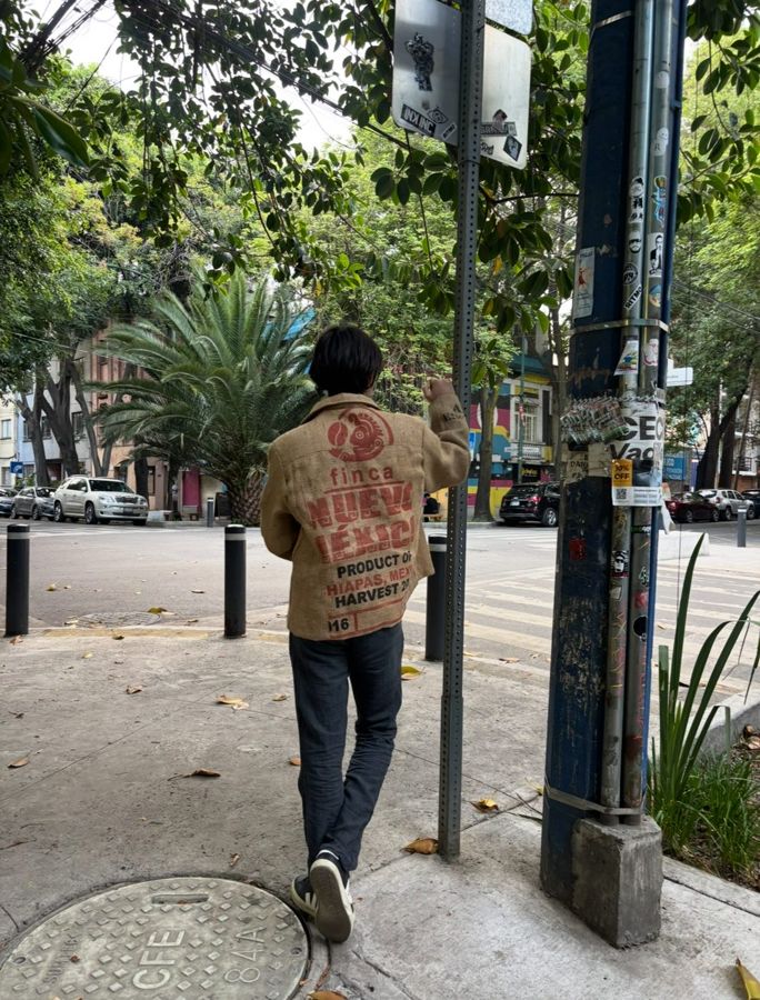 Chamarra de yute vista de espalda, en la calle